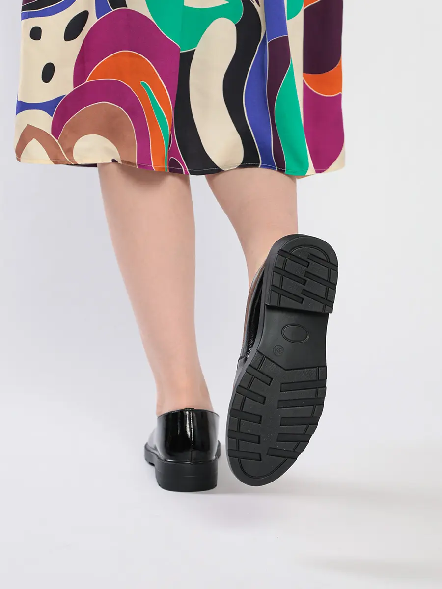 Туфли лакированные черного цвета с эластичными вставками